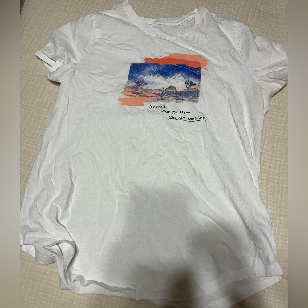 Flowy graphic t shirt, size L